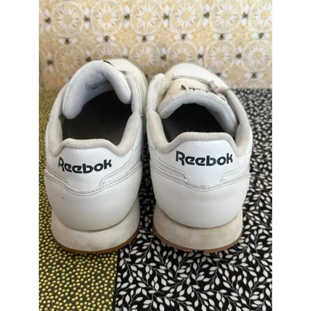 WHITE REEBOK SIZE  8
